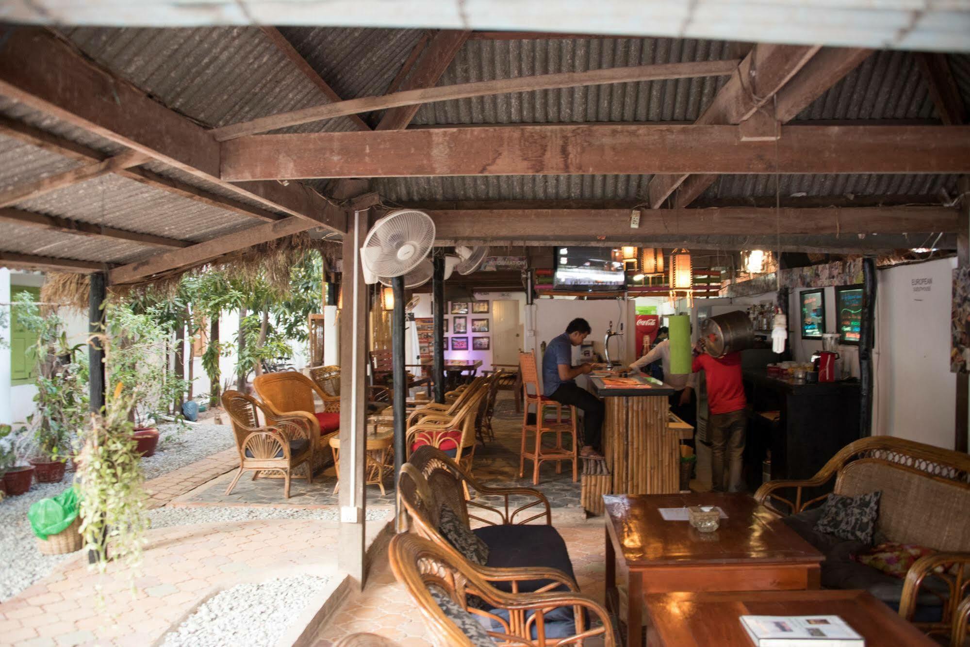 Five Rose Siem Reap Hostel Bagian luar foto